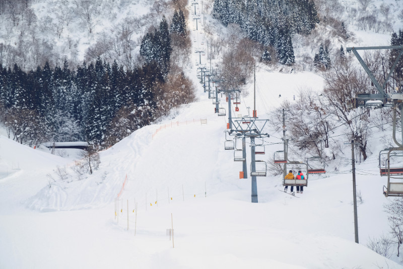 正在乘坐吊椅的滑雪客