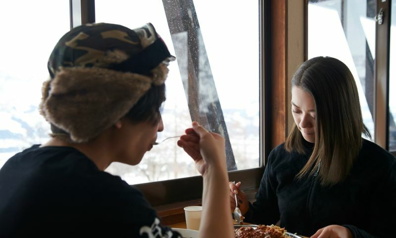 在滑雪場享用午餐