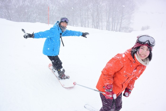 開心地滑行雪山的工作人員