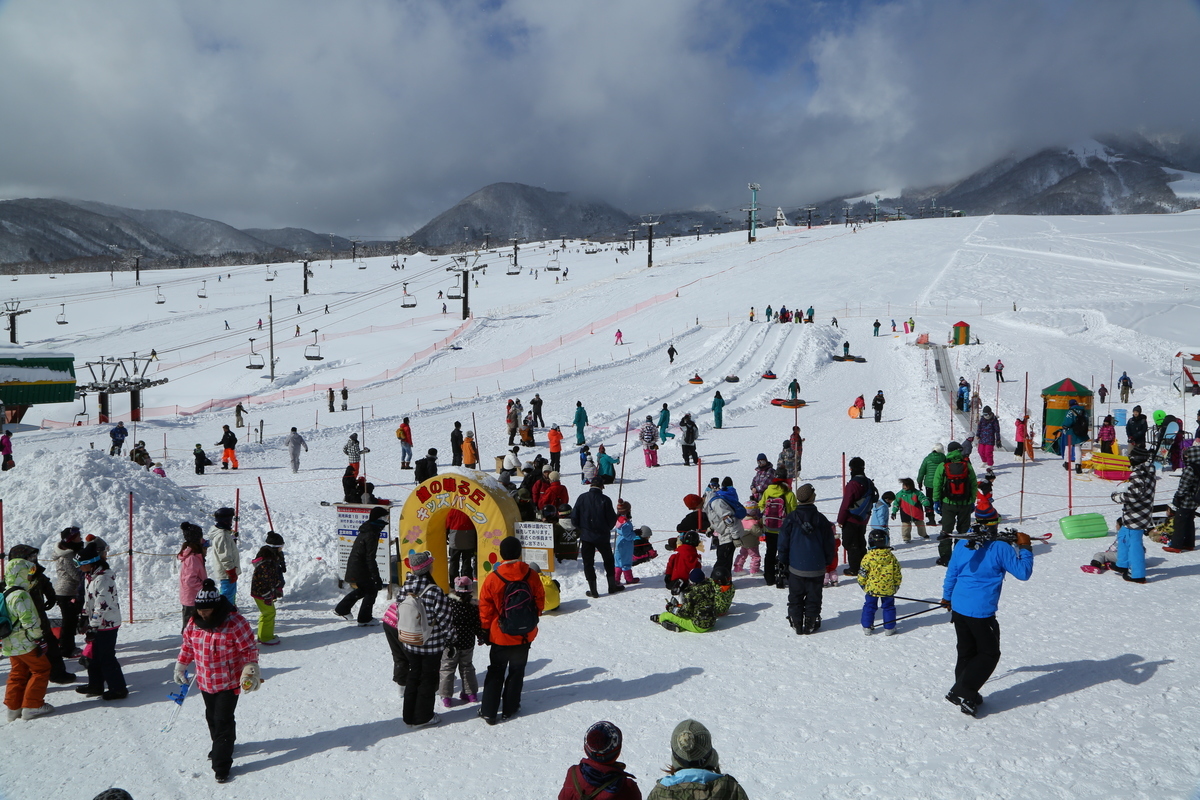 享受平坦滑雪道的滑雪客