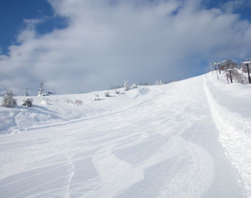 A beginner slope with fewer people