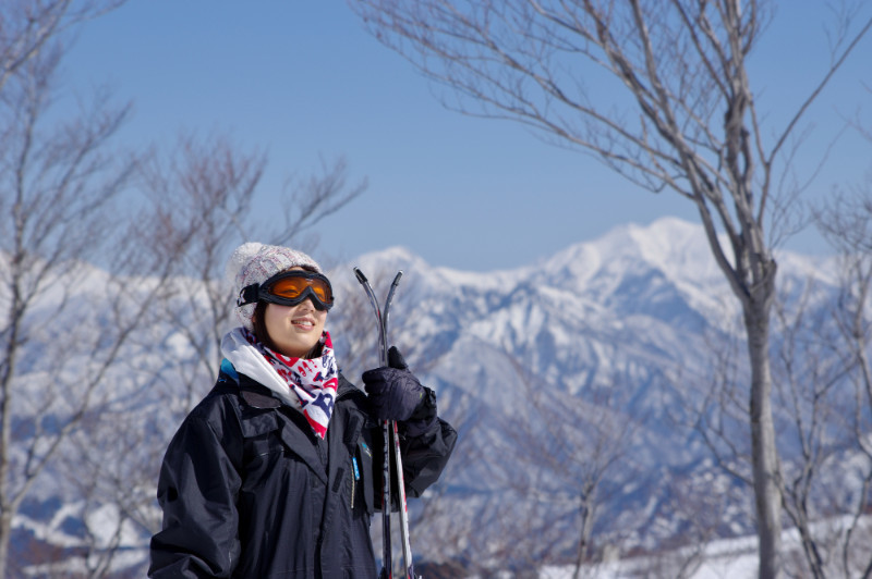 眺望遠方景色的女性滑雪客