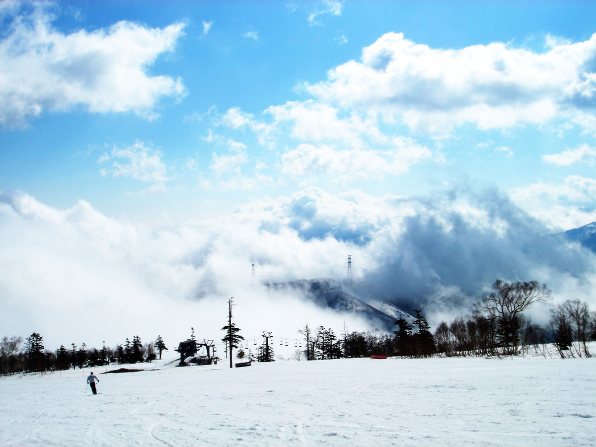 湯沢エリアで最高クラスの標高 大自然を思い切り堪能できる かぐらスキー場 Wamazing Snow