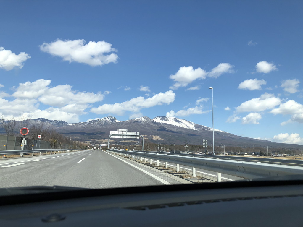 遠くに見える志賀高原の山々