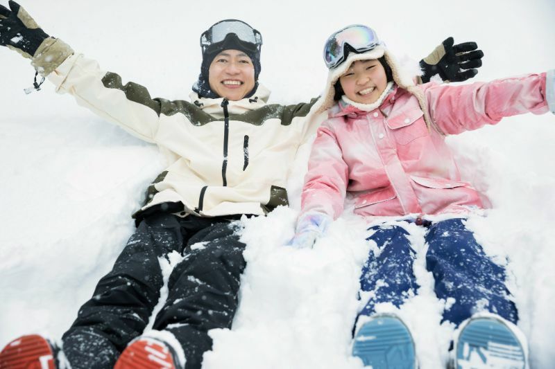 陷入雪地裡的親子