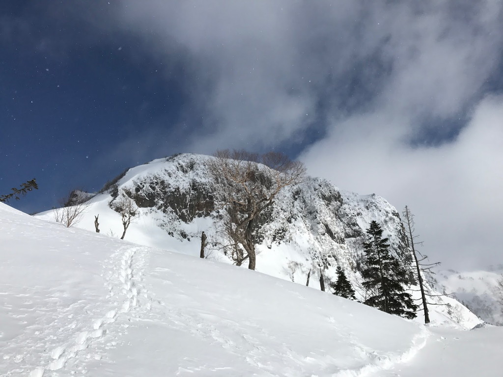 山頂付近にある大岩